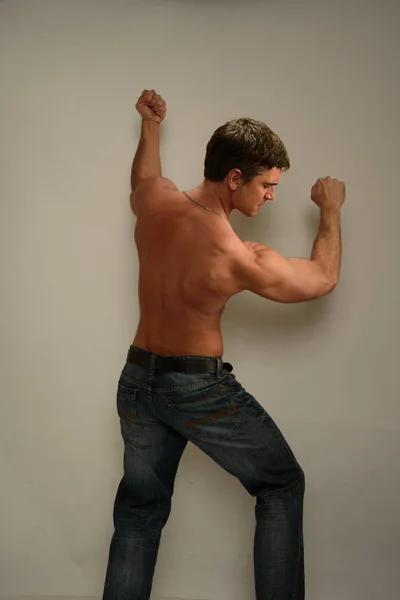 Sexy Man Pręży Mięśnie — Zdjęcie stockowe