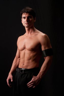 Seksi adam kamera için poz veriyor..