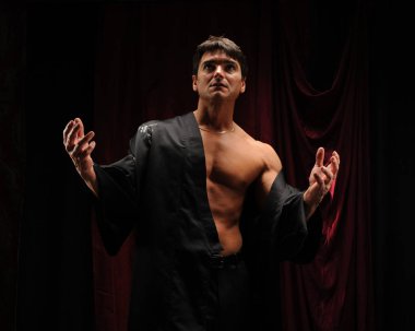 Seksi adam güvenle kamera için poz veriyor