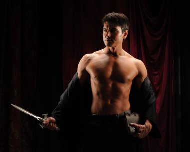 Seksi adam güvenle kamera için poz veriyor