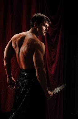 Gölgelerin içinden seksi highlander adam görünüyor
