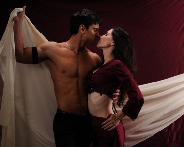Seksi çift kucaklaşmayı paylaşıyor.