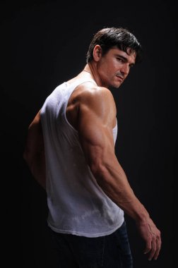 Karanlık bir ortamda yakışıklı adamdır.