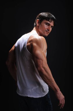 Karanlık bir ortamda yakışıklı adamdır.