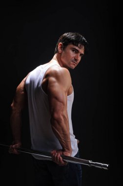 Karanlık bir ortamda yakışıklı adamdır.