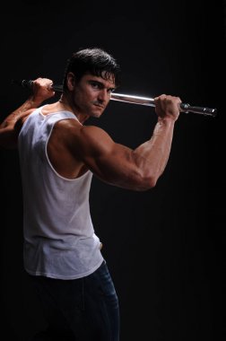 Karanlık bir ortamda yakışıklı adamdır.