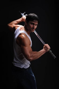 Karanlık bir ortamda yakışıklı adamdır.