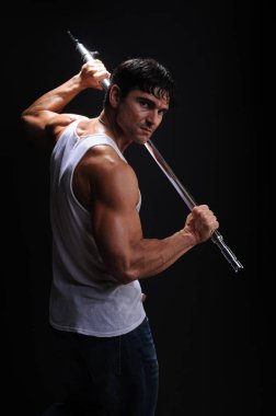 Karanlık bir ortamda yakışıklı adamdır.