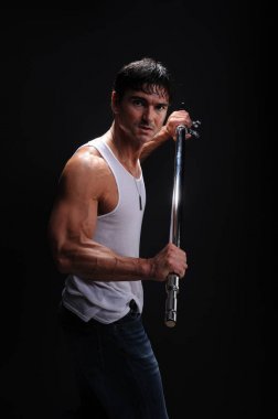 Karanlık bir ortamda yakışıklı adamdır.