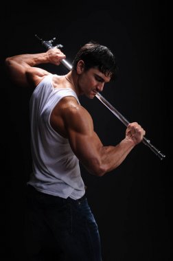 Karanlık bir ortamda yakışıklı adamdır.