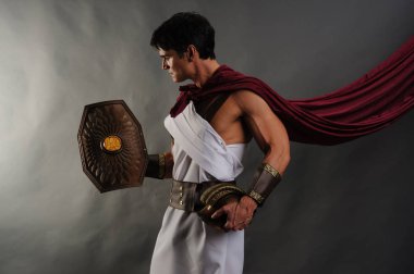 Seksi gladyatör bir poz grev.