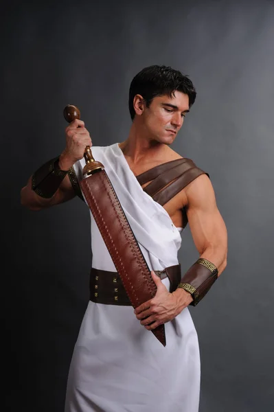 Sexig Gladiator Slår Pose — Stockfoto