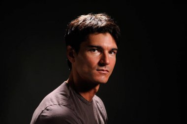 Seksi adam kamera için poz veriyor.