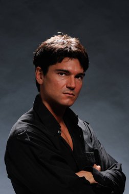 Seksi adam kamera için poz veriyor.