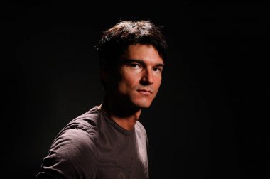 Seksi adam kamera için poz veriyor.