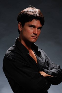 Seksi adam kamera için poz veriyor.