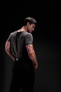 Seksi adam kamera için poz