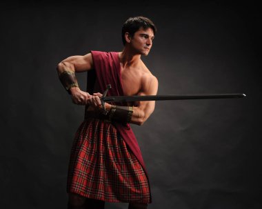 yakışıklı highlander parlak bir kılıç tutan