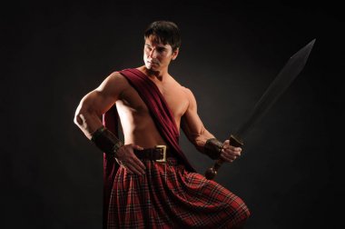 yakışıklı highlander parlak bir kılıç tutan