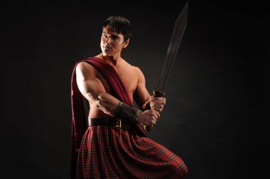 yakışıklı highlander parlak bir kılıç tutan