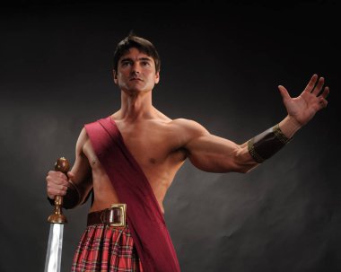 yakışıklı highlander parlak bir kılıç tutan