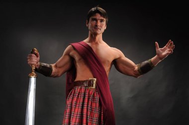 yakışıklı highlander parlak bir kılıç tutan