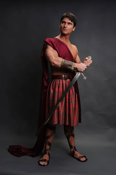 Przystojny Gladiator Pozuje Kamery — Zdjęcie stockowe