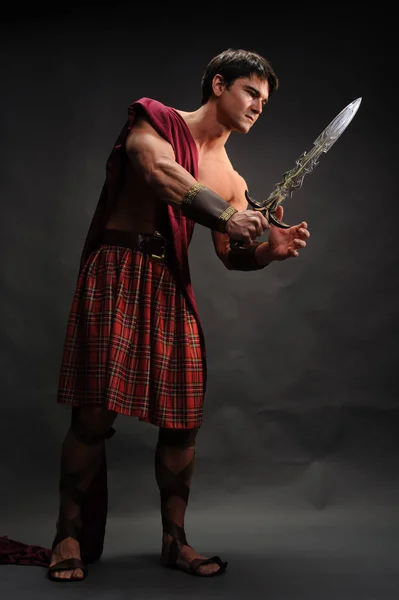 Belo Highlander Segura Uma Espada Brilhante — Fotografia de Stock