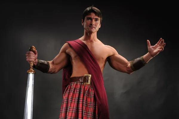 Der Gutaussehende Highlander Hält Ein Glänzendes Schwert — Stockfoto