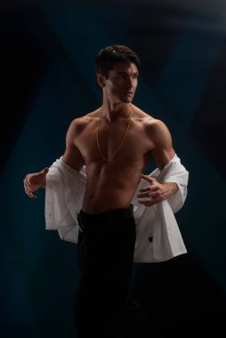 Yakışıklı adam kamera için poz veriyor.