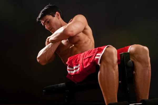 Hombre Guapo Ejercita Sus Músculos — Foto de Stock