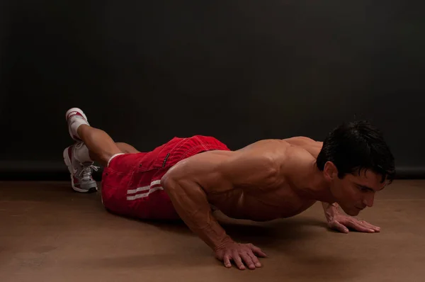 Handsome Man Exercises His Muscles — Stock Photo, Image