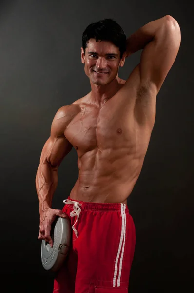 性感的男人在炫耀他的肌肉 — 图库照片