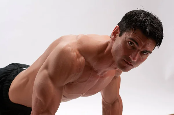 性感的男人在炫耀他的肌肉 — 图库照片