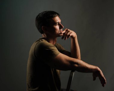 Ordu adam oturur ve savaşa hakkında düşünen.