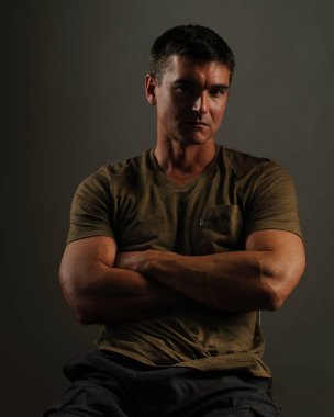 Ordu adam oturur ve savaşa hakkında düşünen.