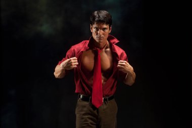 Seksi adam gömleğini çıkarmaya hazırlanıyor..