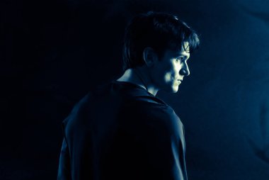 Seksi adam fotoğraf için poz veriyor..