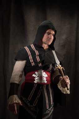 Seksi adam fotoğraf için poz veriyor..