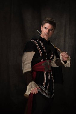 Seksi adam fotoğraf için poz veriyor..