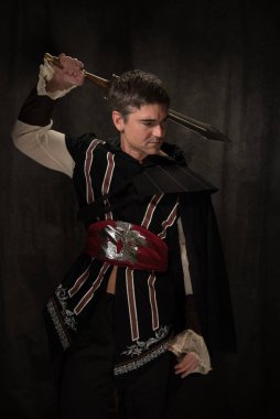 Seksi adam savaşa hazırlanıyor..