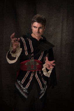 Seksi adam savaşa hazırlanıyor..