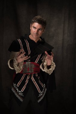 Seksi adam savaşa hazırlanıyor..