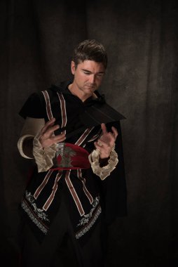 Seksi adam savaşa hazırlanıyor..