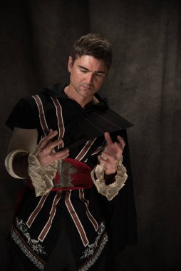 Seksi adam savaşa hazırlanıyor..