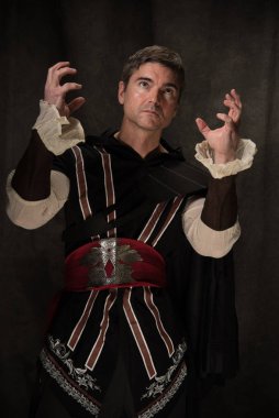 Seksi adam savaşa hazırlanıyor..