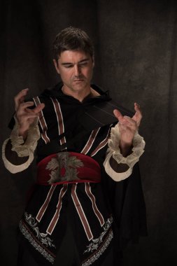 Seksi büyücü fotoğraf için poz veriyor..