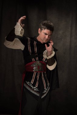 Seksi büyücü fotoğraf için poz veriyor..