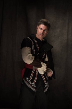 Seksi büyücü fotoğraf için poz veriyor..