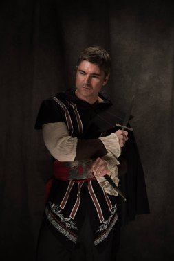 Seksi büyücü fotoğraf için poz veriyor..